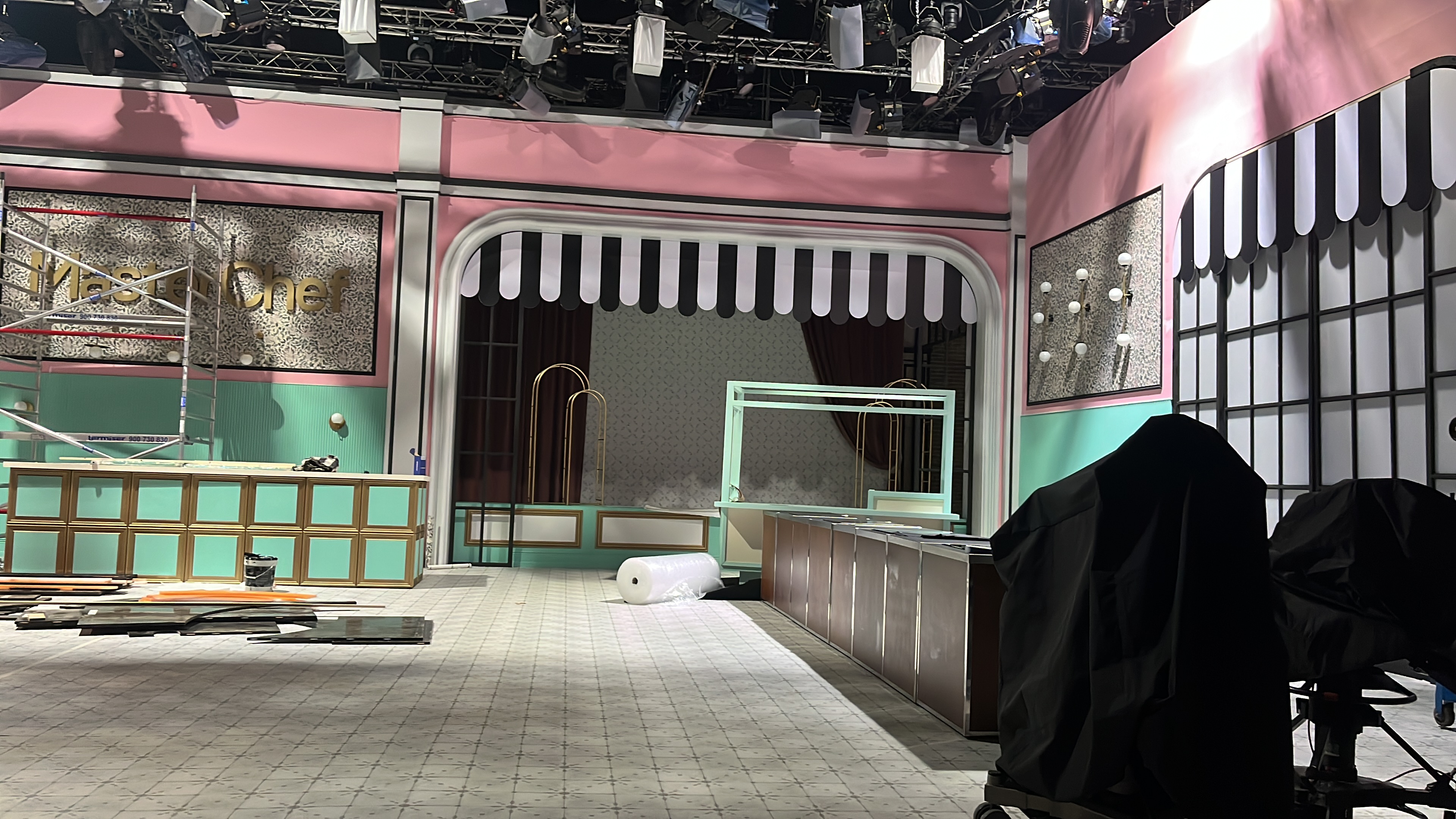 Decorados de escenografia en Madrid para todo Tipo de producción Reality / Informativo / Concurso / Ficción / Streaming